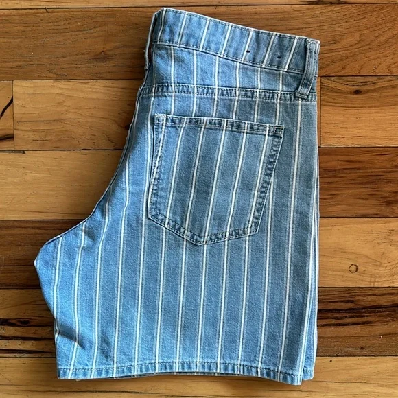 🌺GAP 100% Cotton 5” Striped Denim Shorts - Picture 3 of 5
